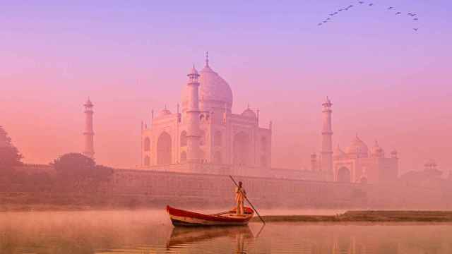 Imagen de archivo del río Yamuna con el Taj Mahal de fondo.