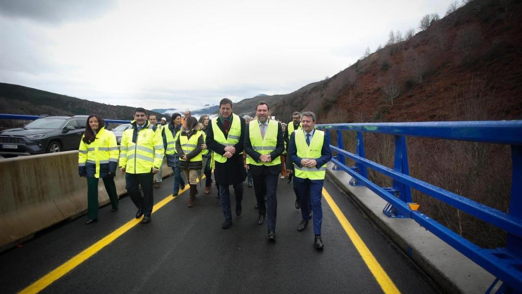 El ministro de Transportes durante su visita hoy a las obras en la A6