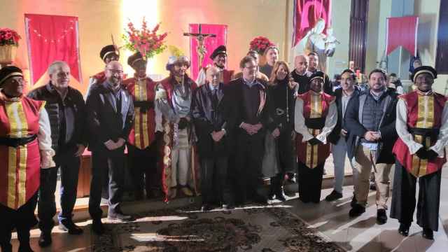 El Embajador y los cónsules de los Reyes Magos en la parroquia de Jesús Obrero.