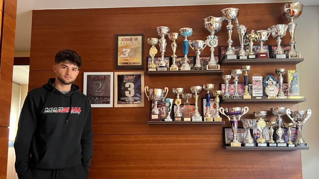 Carlos Ordóñez junto a algunos de sus trofeos.