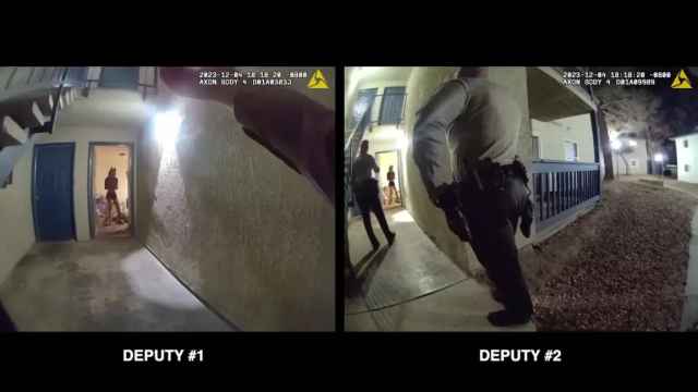 Captura del vídeo en el que la policía de Los Ángeles irrumpe en la casa de Niani Finlayson