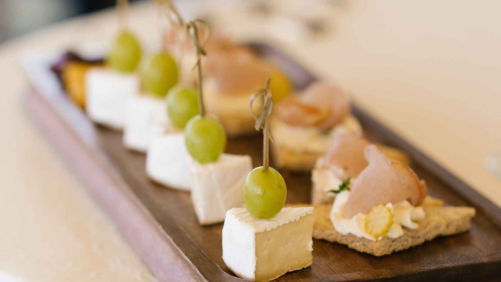Brochetas de uvas y queso, en una imagen de archivo.