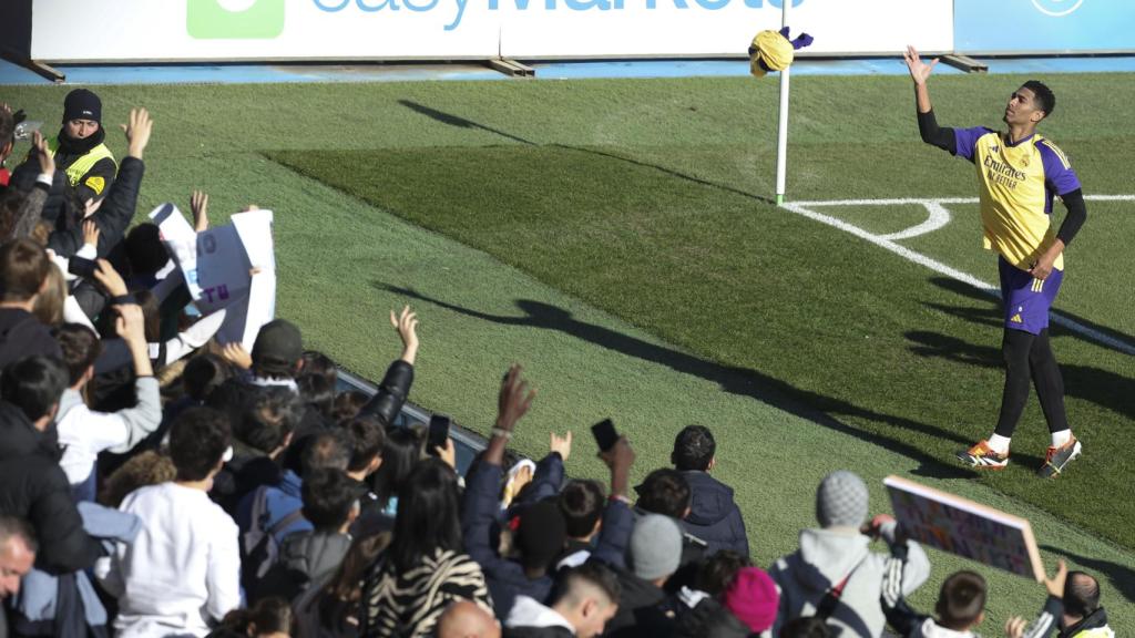 Jude Bellingham lanza una camiseta a los aficionados tras el entrenamiento del Real Madrid.