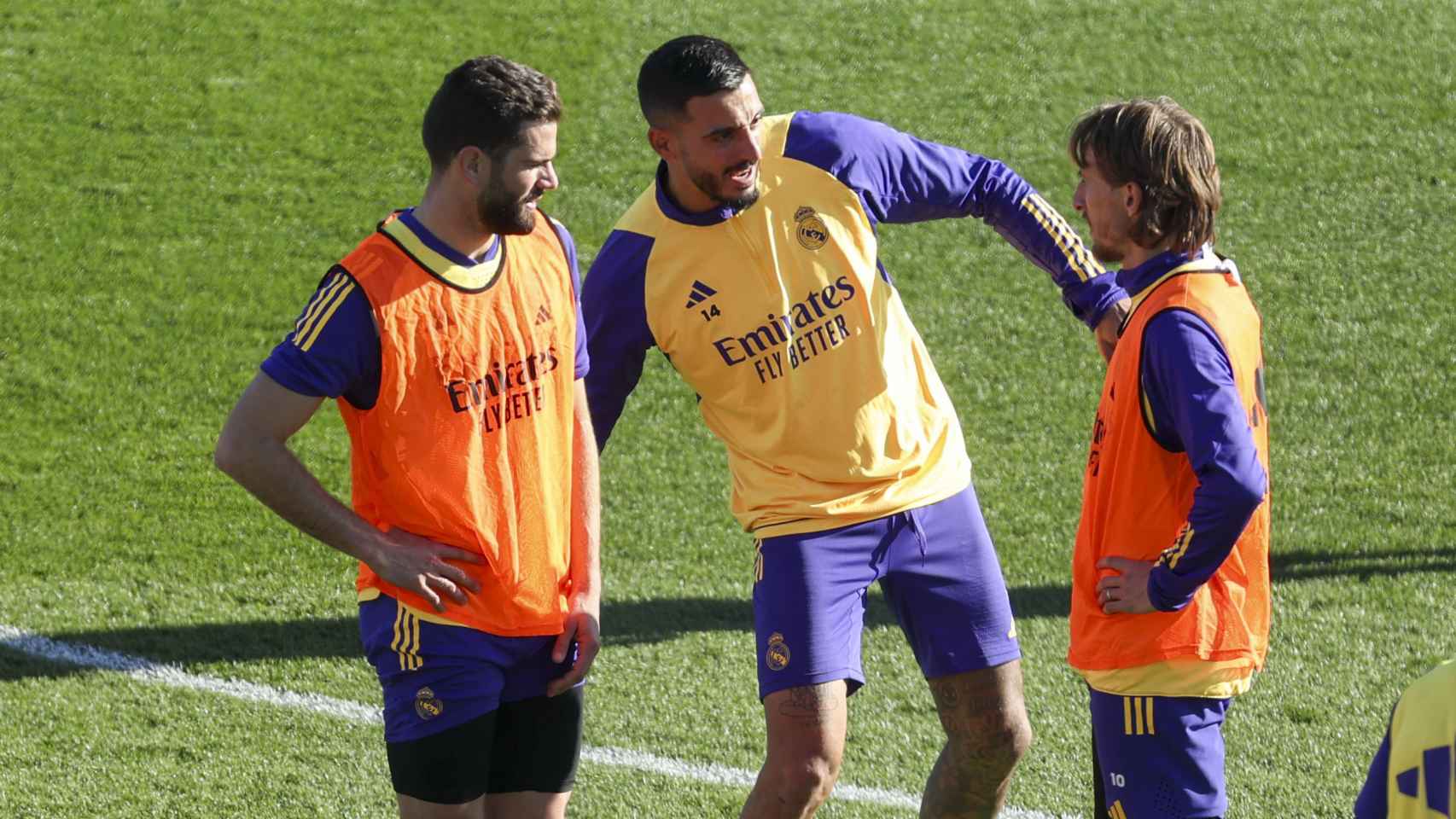 Nacho, Joselu y Modric dialogan durante un entrenamiento.