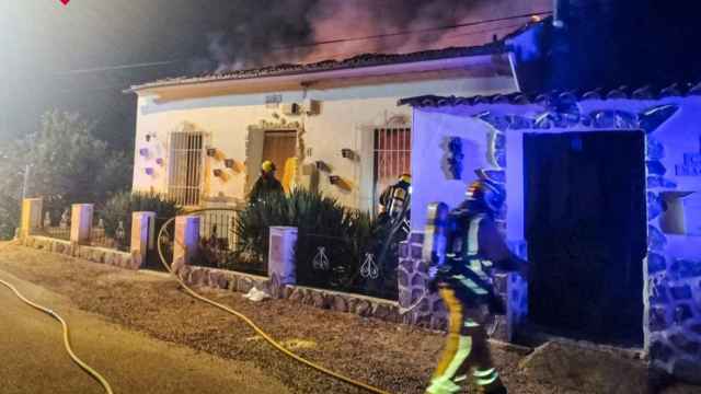 La vivienda incendiada en la localidad de Orihuela.