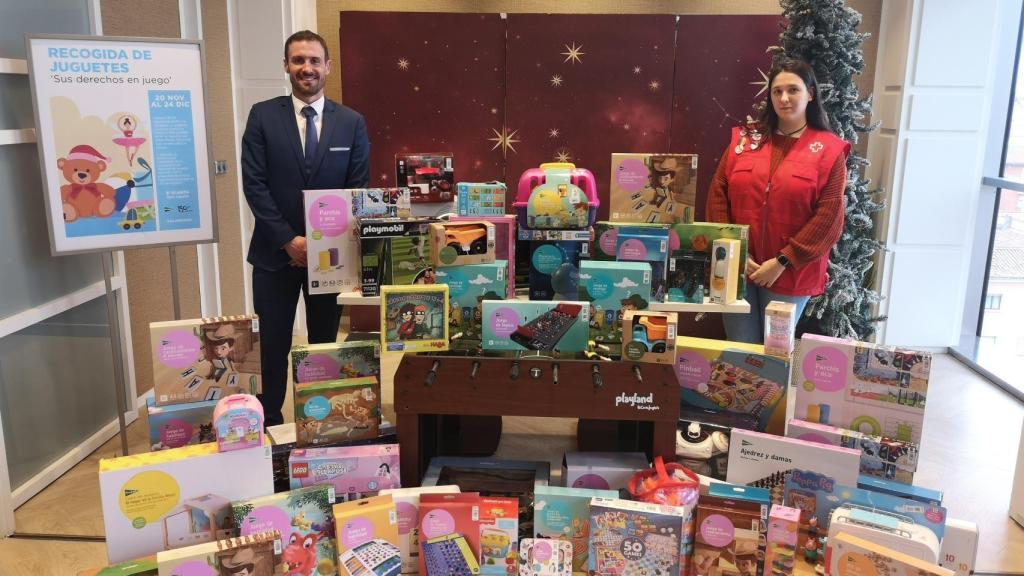 Entrega de juguetes a Cruz Roja en El Corte Inglés de Salamanca