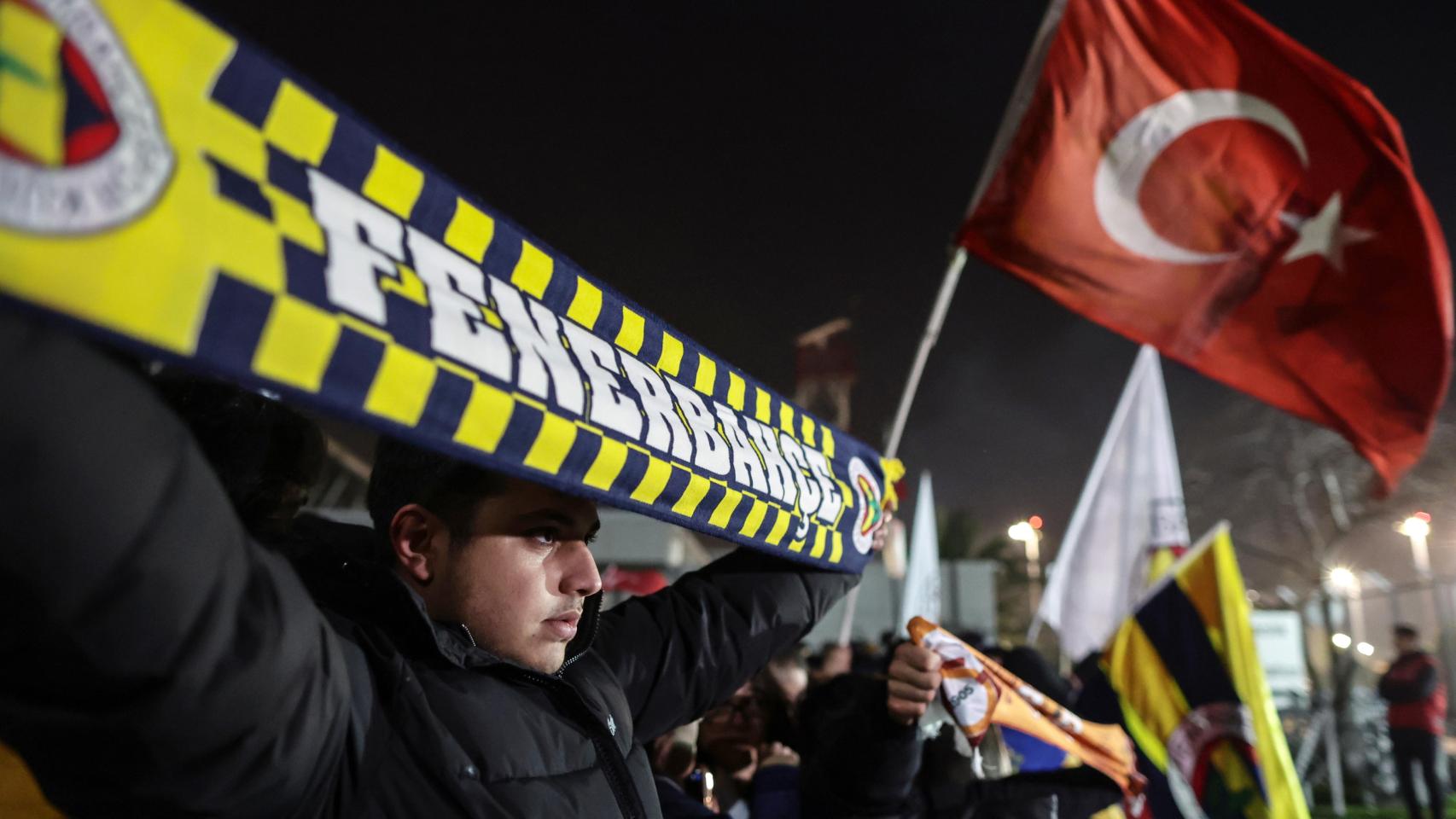 Varios aficionados esperan al Fenerbahçe tras su negativa a jugar en Arabia.