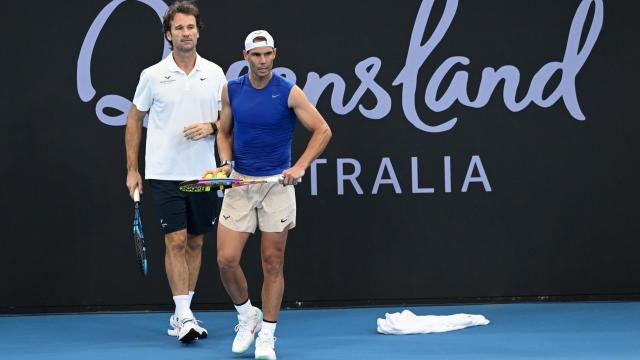 Rafael Nadal junto a Carlos Moya durante un entrenamiento en el Queensland Tennis Centre de Brisbane