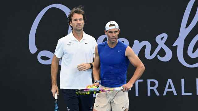 Rafael Nadal junto a Carlos Moya durante un entrenamiento en el Queensland Tennis Centre de Brisbane