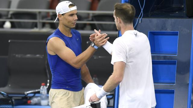 Rafa Nadal saluda a Murray durante su entrenamiento en Brisbane.