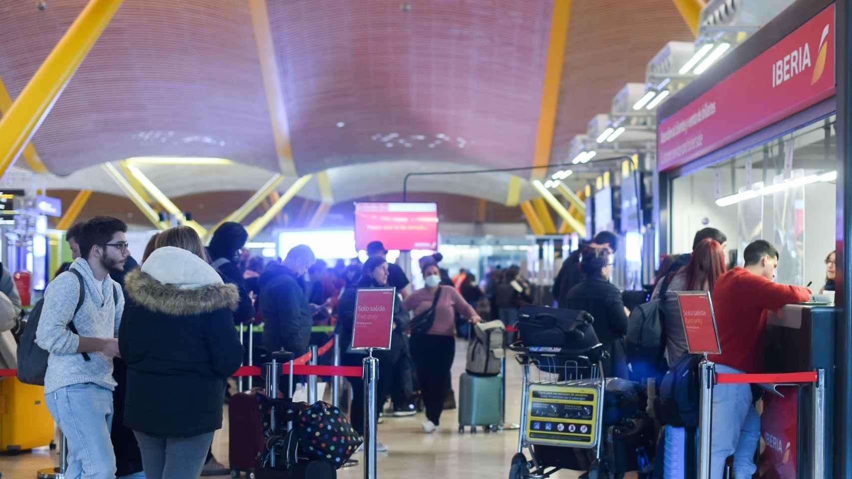 Varias personas esperan para embarcar y facturar en la Terminal 4 del Aeropuerto Madrid-Barajas Adolfo Suárez.