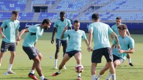 Los jugadores del Málaga CF preparan el partido contra el Intercity en La Rosaleda