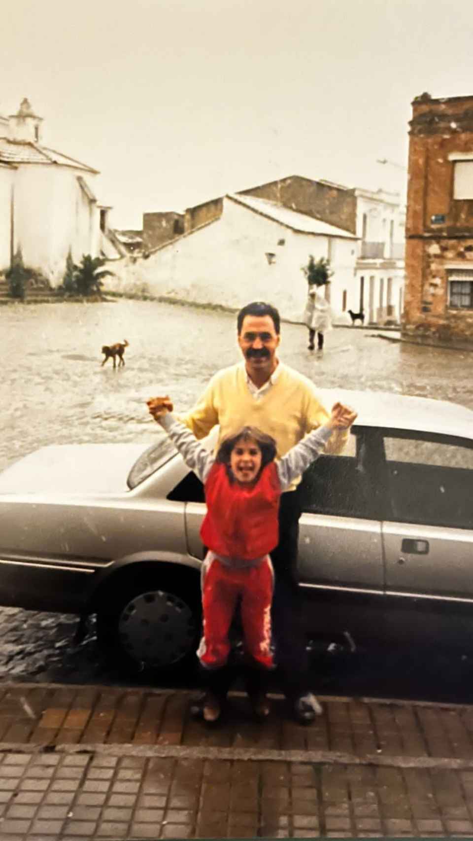 Carlos Cuerpo junto a su padre en 1987 en Valle de la Serena.