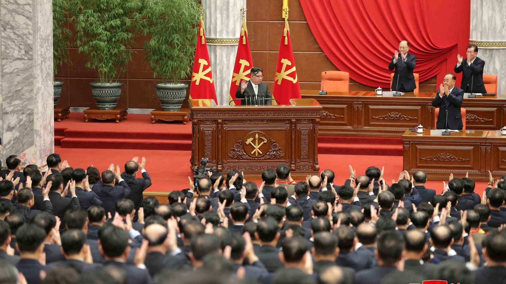 El líder norcoreano Kim Jong Un en la VIII Reunión Plenaria del VIII Comité Central del Partido de los Trabajadores de Corea.