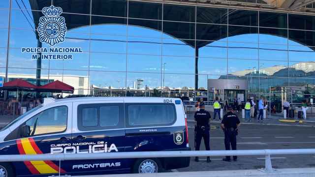 La Policía Nacional, en el aeropuerto de Alicante, en una imagen de archivo.