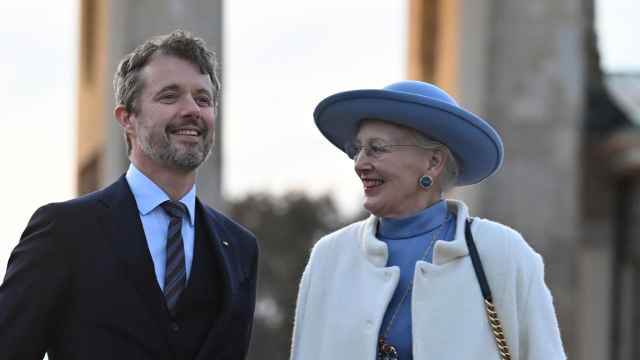 Margarita II junto a su primogénito y heredero al trono, Federico de Dinamarca, en una imagen tomada en Berlín, en 2021.