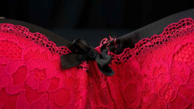 El motivo por el que se usa ropa interior roja en Nochevieja (y el significado de esta tradición)