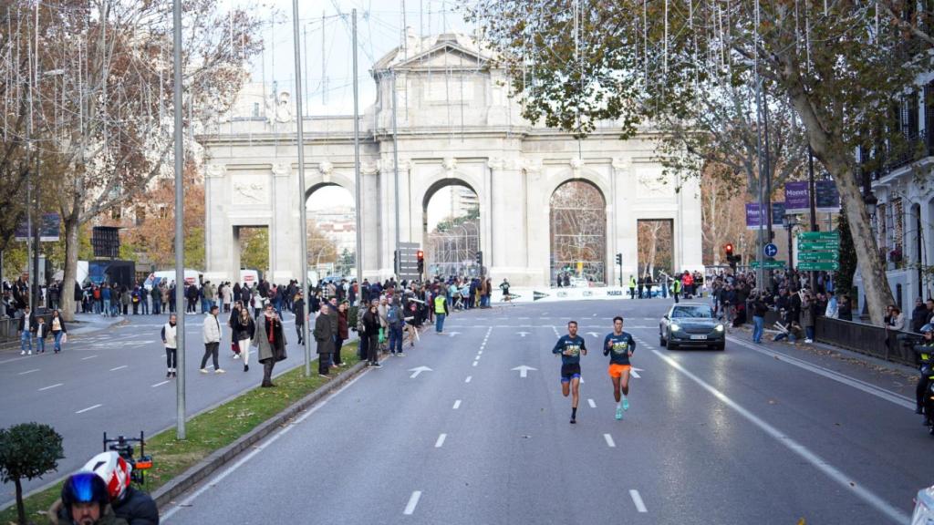 Los corredores de la Nationale-Nederlanden San Silvestre Vallecana pasan por la Puerta de Alcalá