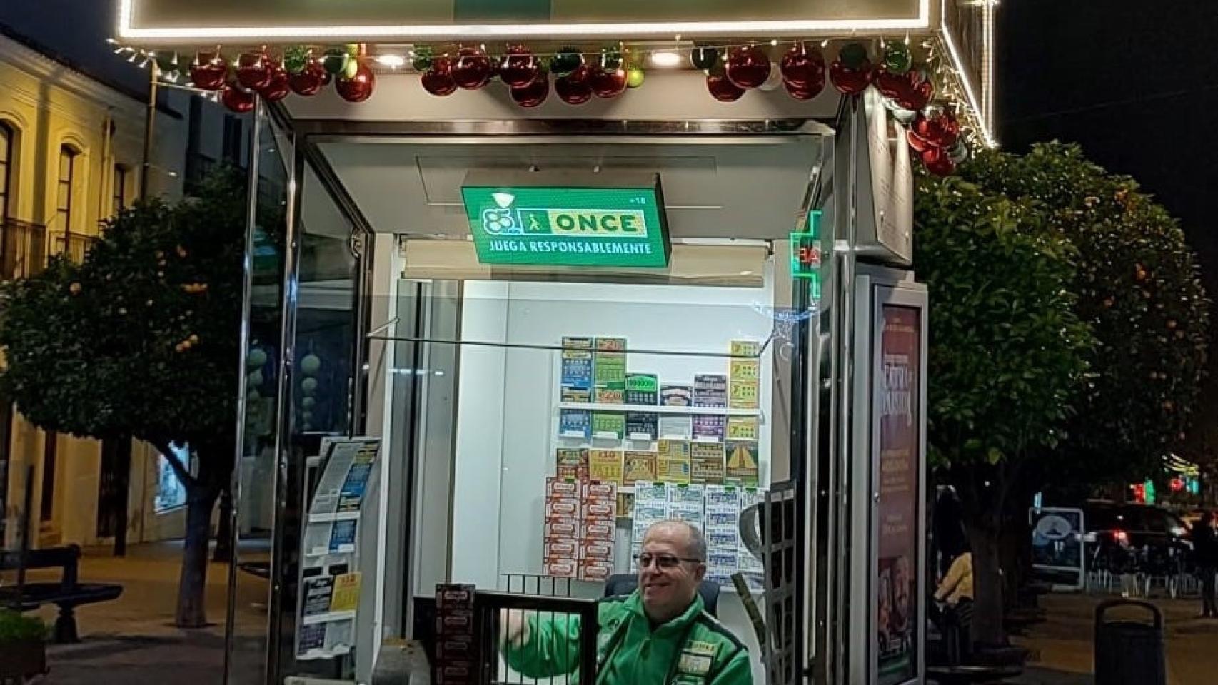 Un vendedor de la ONCE vendiendo el Cupón Extra de Navidad 2024.