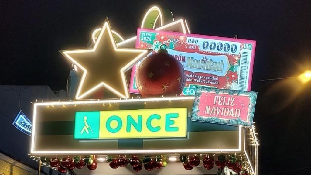 Un vendedor de la ONCE vendiendo el Cupón Extra de Navidad 2024.