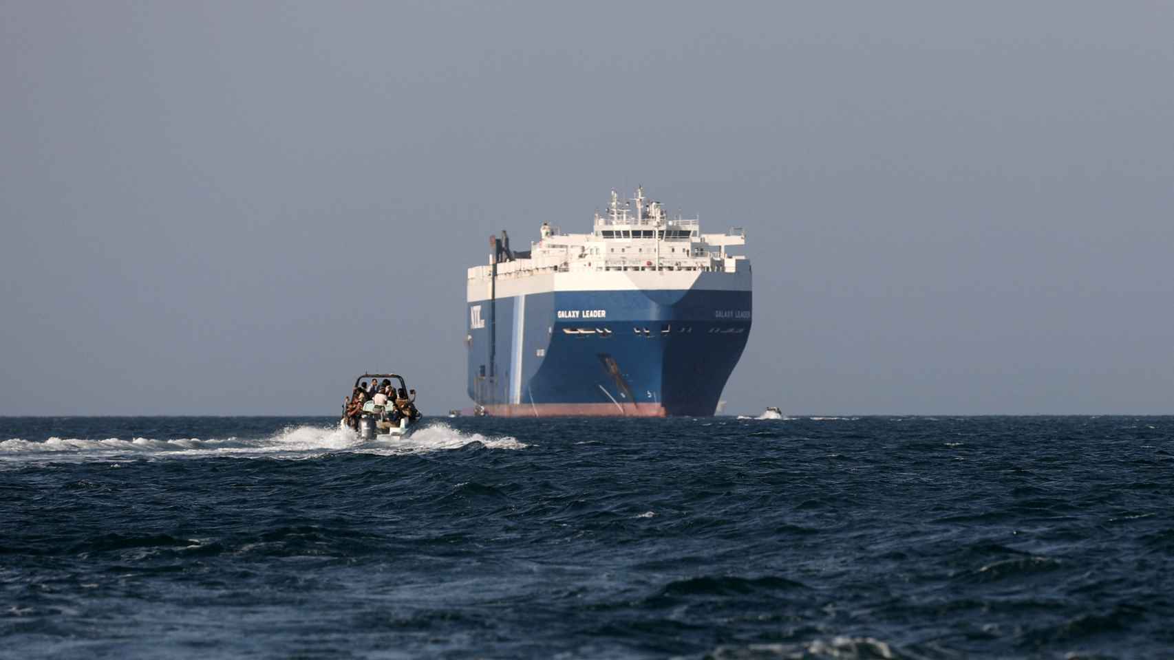 Una lancha dirigiéndose al barco Galaxy Leader secuestrado por los hutíes a principios de diciembre.