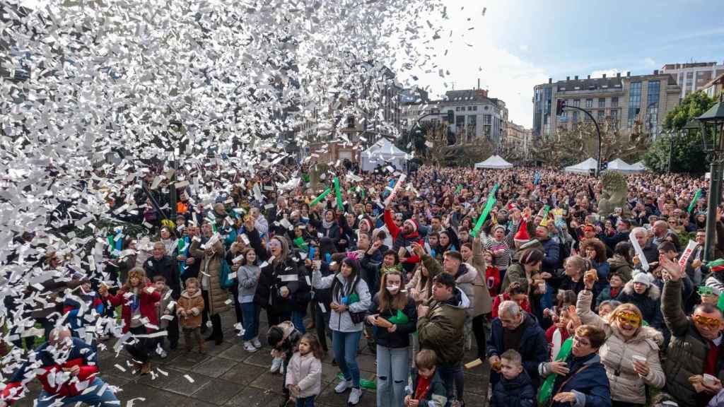 Asistentes a la fiesta de fin de año en Vilagarcía de Arousa-Pontevedra a las 12:00 del mediodía