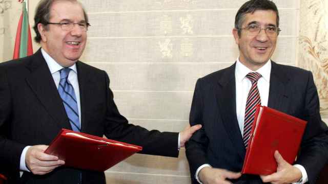 Imagen de 2012, cuando el por aquel entonces presidente de la Junta de Castilla y León, Juan Vicente Herrera, y el lehendakari del Gobierno Vasco, Patxi López, firmaron el convenio de colaboración