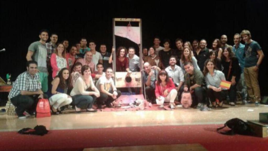 La 'performance' de varios miembros de Juventudes Socialistas con la cabeza guillotinada de Rajoy.