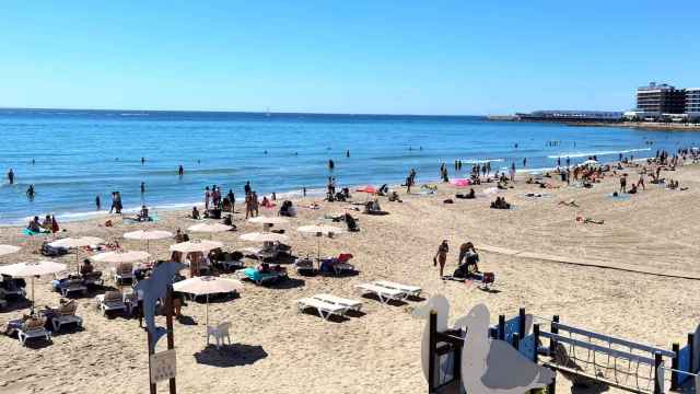 Vista de la playa del Postiguet en Alicante, uno de los diez destinos más buscados en 2023.