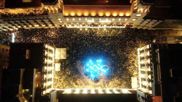 Vista de dron de la plaza del Ayuntamiento de Alicante en la fiesta de esta Nochevieja.