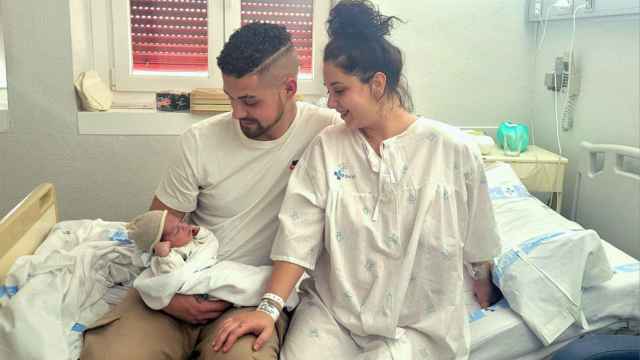 Daniel Gato Lozano, primer bebé nacido en Palencia, y sus padres Zambra y Ángel. Ha nacido a las 7.12 horas