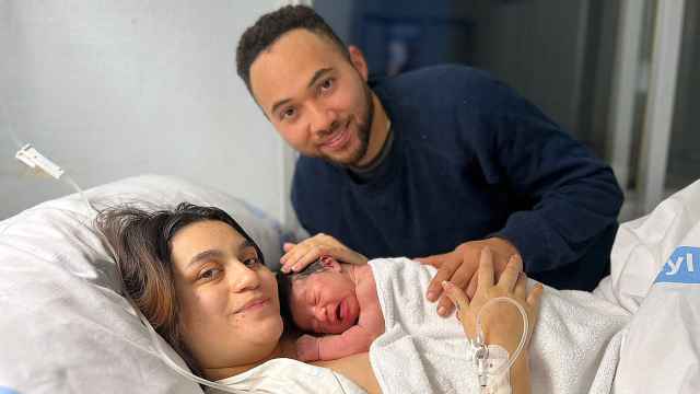 Maximiliano con sus padres tras nacer, este lunes 1 de enero de 2024.
