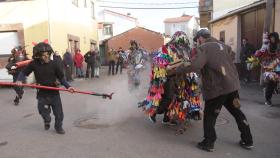 Imagen de la celebración de Los Diablos en el municipio zamorano de Sarracín de Aliste, este lunes.