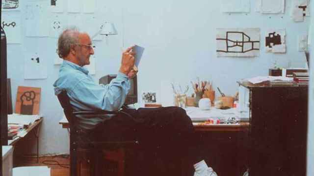 Eduardo Chillida en su estudio de Ingeborg, 1990. Foto: Jesús Uriarte