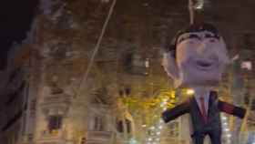 Un muñeco de Pedro Sánchez colgado de una horca en la manifestación de Ferraz