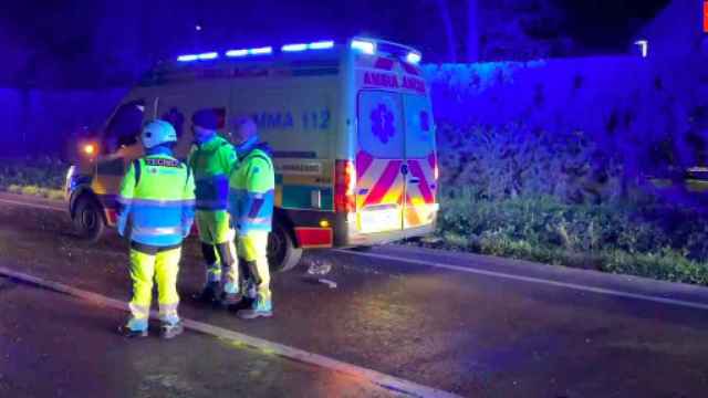 Una ambulancia en el accidente que se produjo anoche en Arganda del Rey.