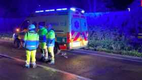 Una ambulancia en el accidente que se produjo anoche en Arganda del Rey.