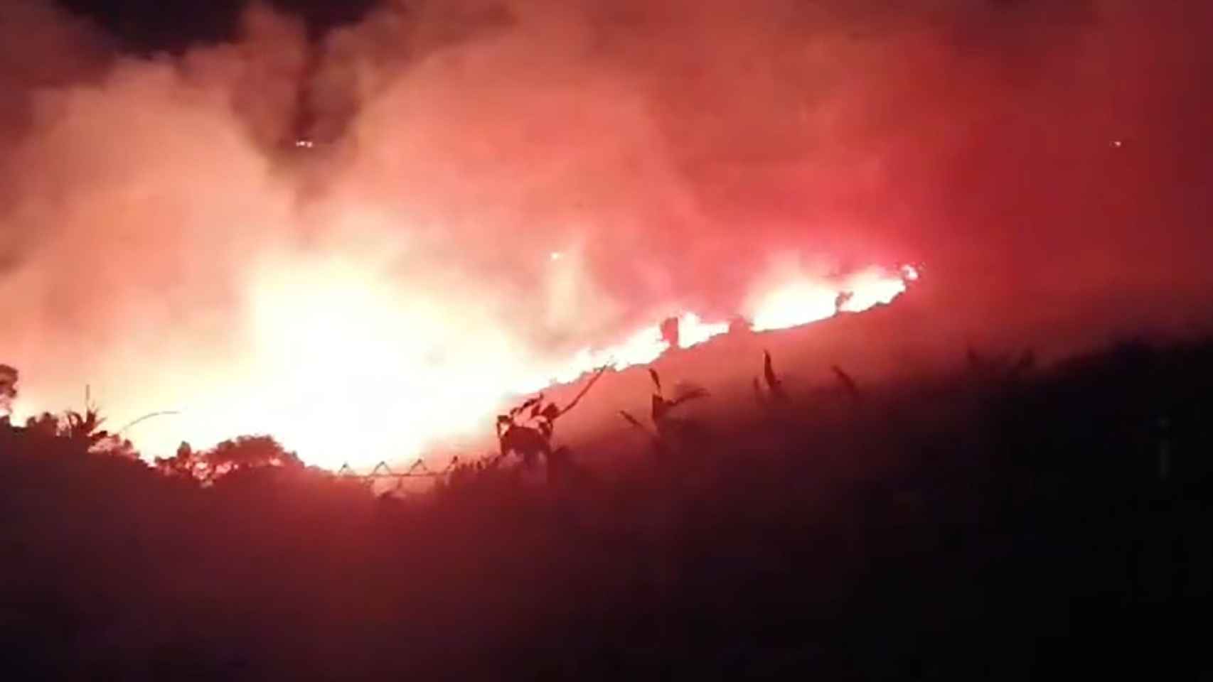 Vista del incendio que se está produciendo en Mijas esta Nochevieja.
