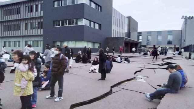 Una enorme grieta se abre en el suelo tras el terremoto de Japón