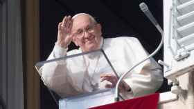 El papa Francisco saluda a los fieles durante el Ángelus
