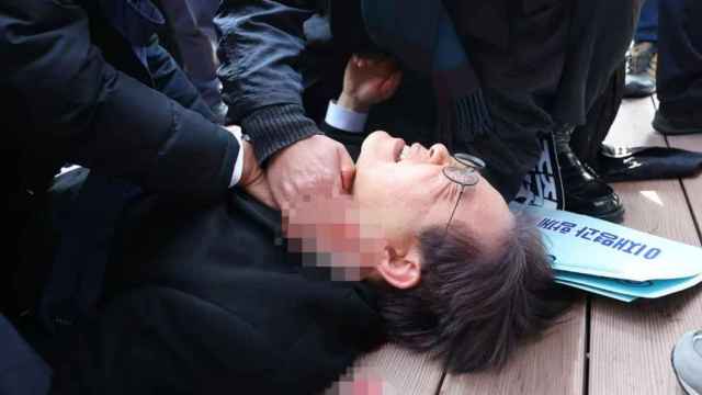 Lee Jae-Myung, líder de la oposición surcoreana, tras ser herido este martes en Busán.