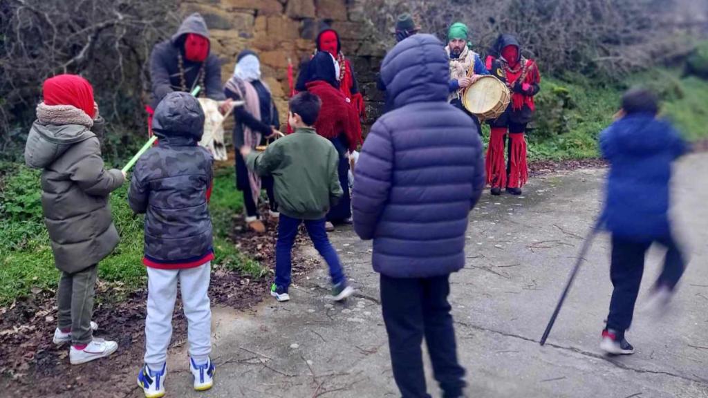 Los más pequeños acercándose para conocer a los Visparros y las vieyas de Triufé