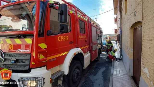 Los bomberos del CPEIS de Toledo durante su intervención en Fuensalida.