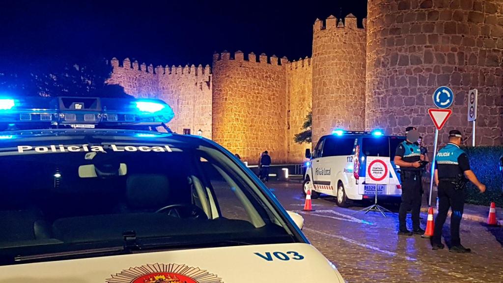 Varios agentes y vehículos de la Policía Local de Ávila. Foto: Emergencias Ávila.