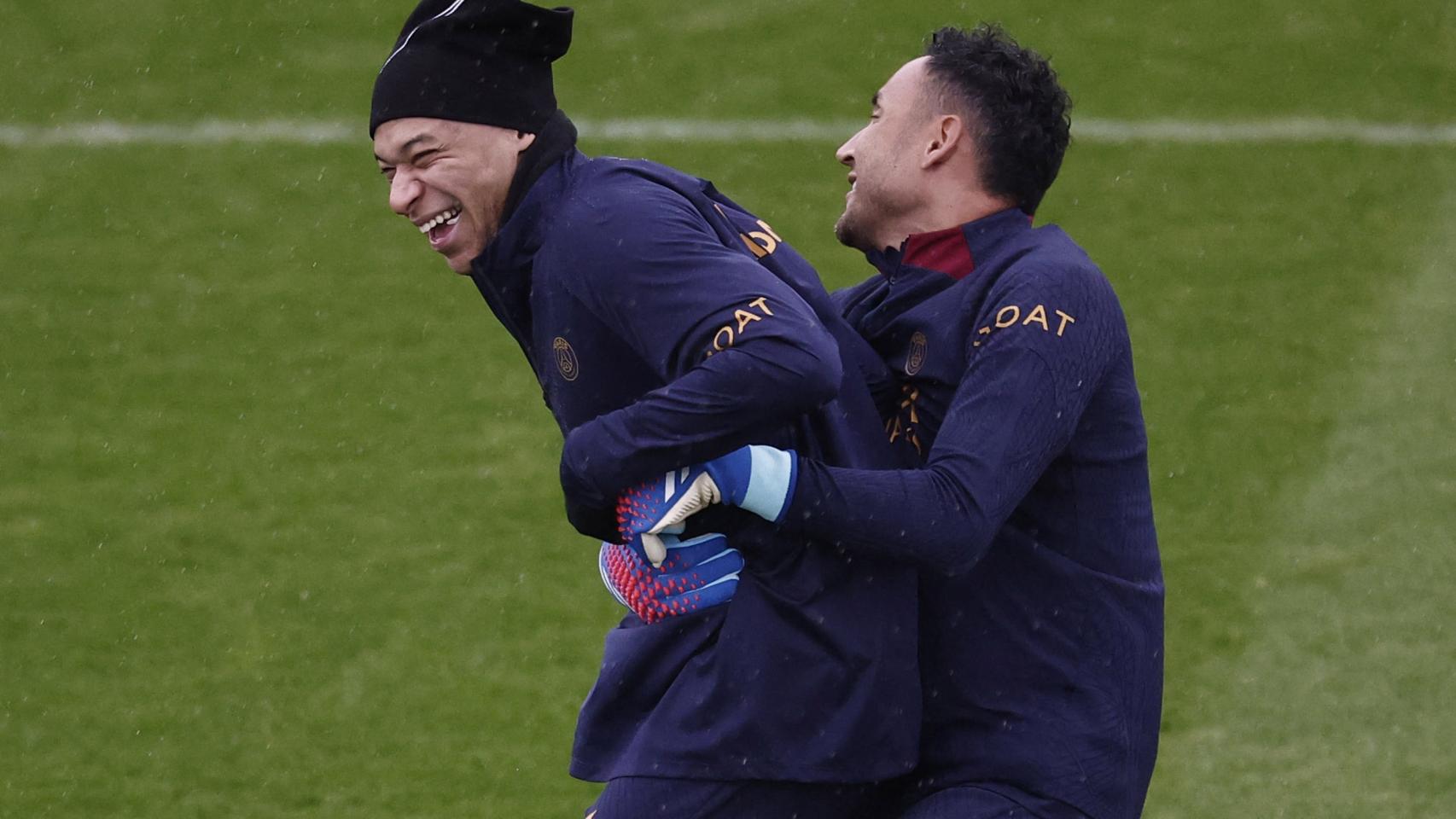 Mbappé y Keylor Navas durante un entrenamiento del PSG