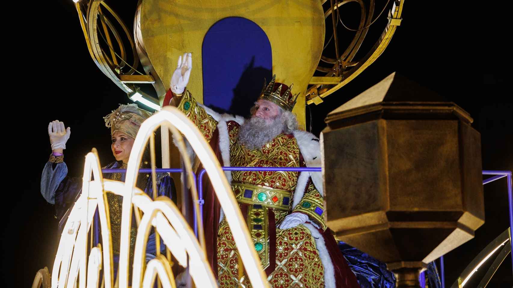 El Rey Mago Melchor en su carroza durante la cabalgata de Reyes 2023.