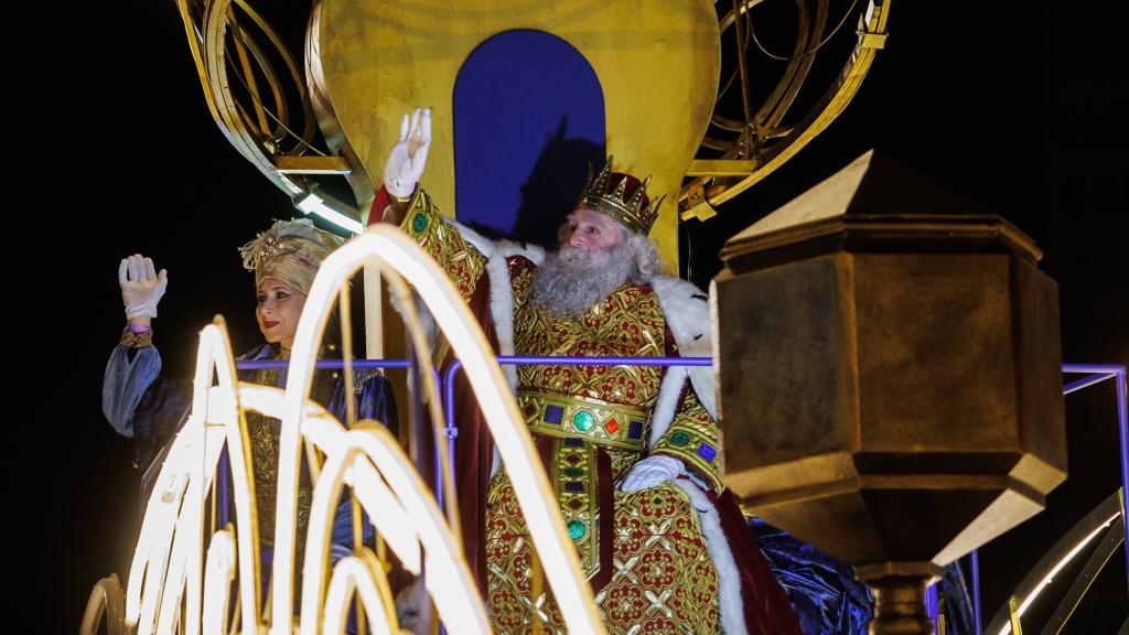 El Rey Mago Melchor en su carroza durante la cabalgata de Reyes 2023.