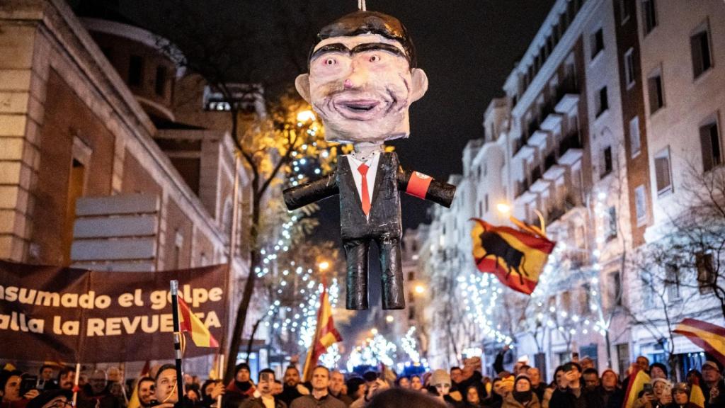 La piñata de Pedro Sánchez este domingo en Ferraz.