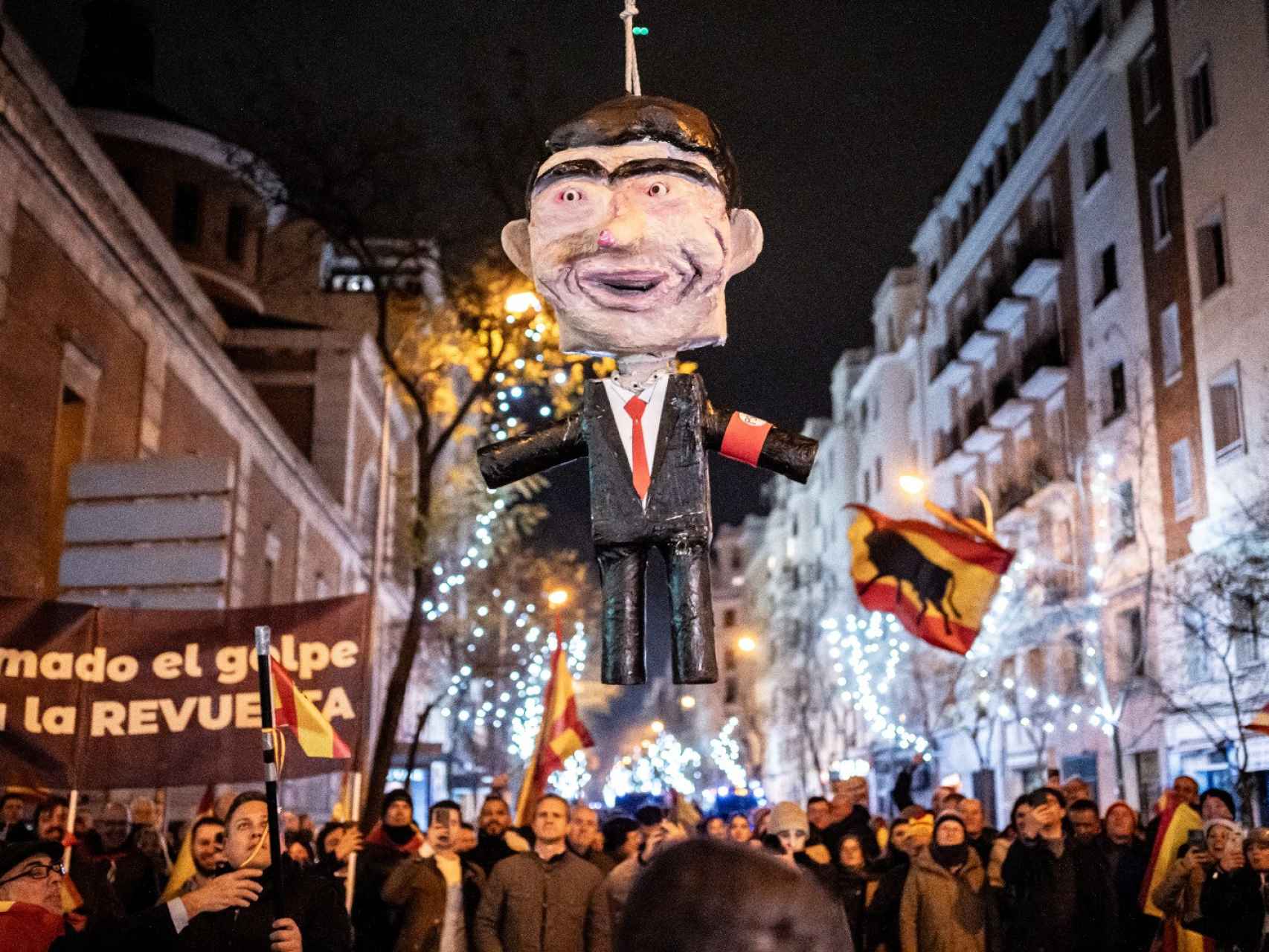 La piñata de Pedro Sánchez este domingo en Ferraz.