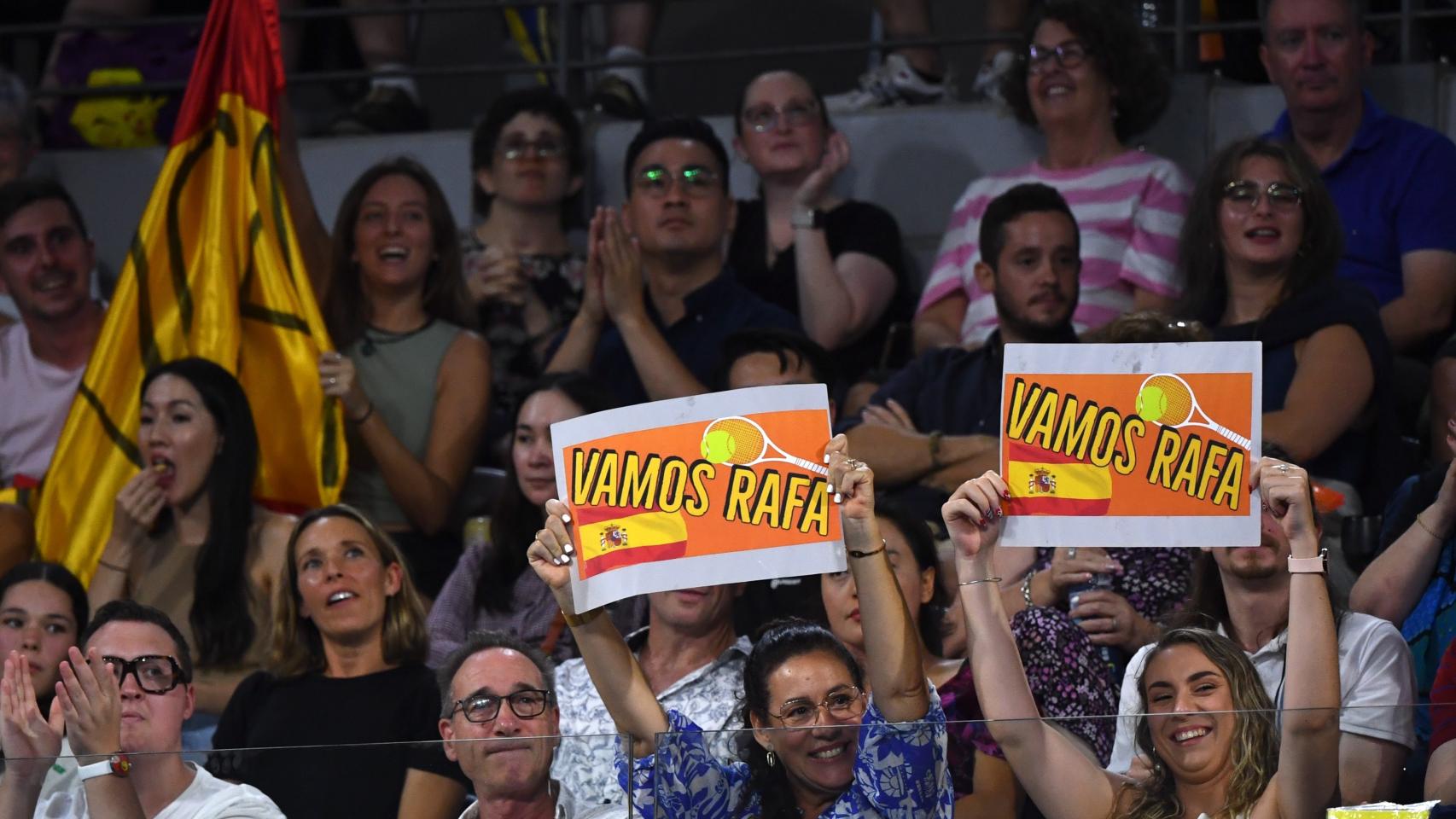 Aficionados en el ATP Brisbane animan a Rafa Nadal
